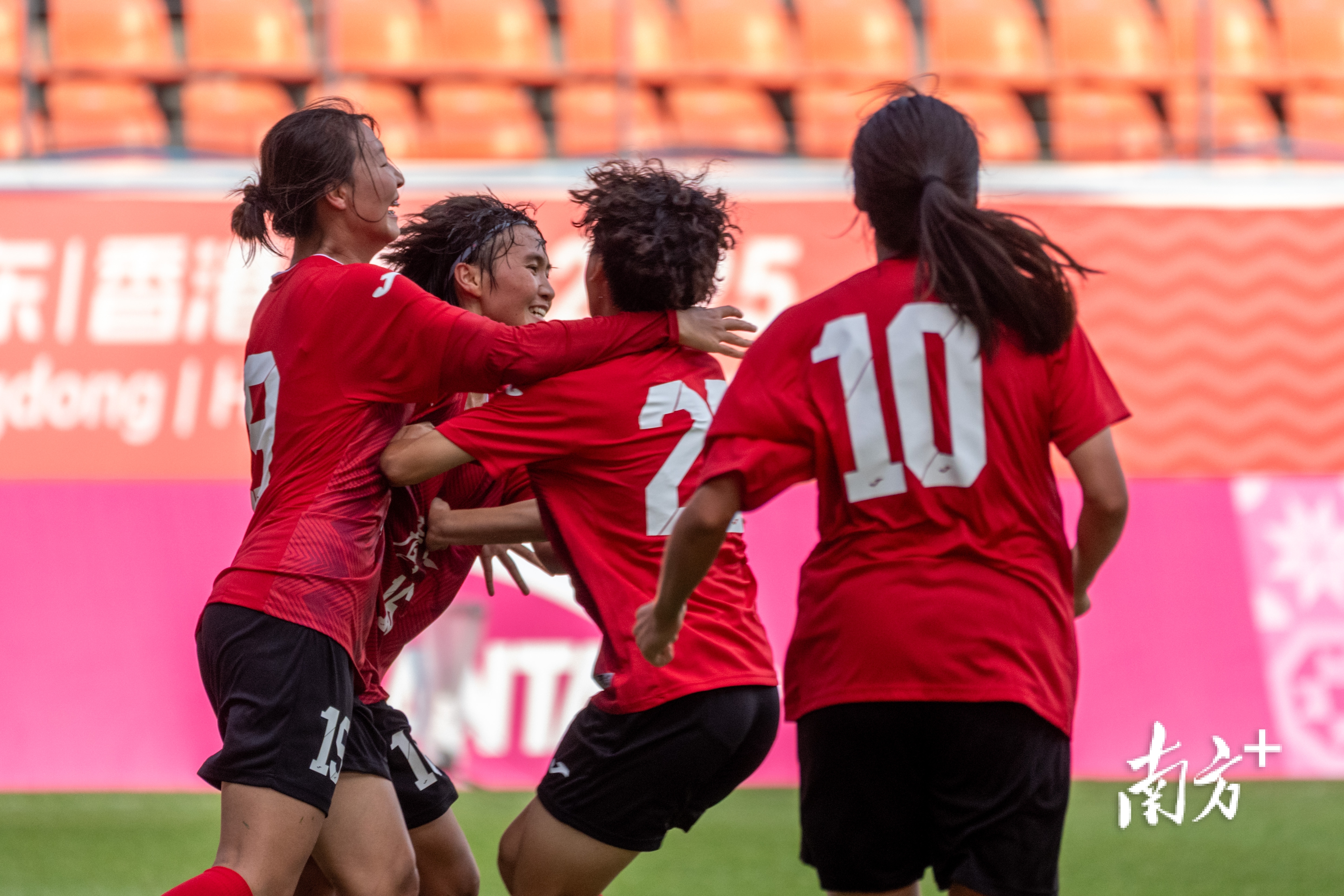 挪威女足队斗志昂扬击败对手