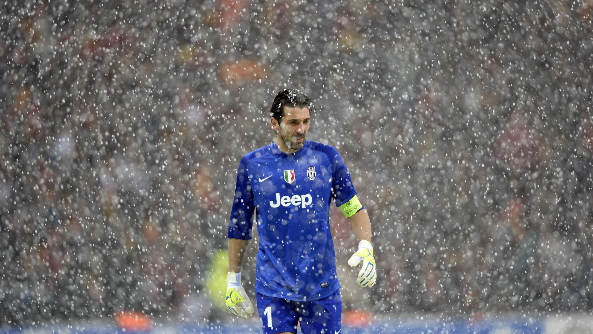 布克存在感拉满，F1年度争冠之夜，谁在主宰赛道与镜头？